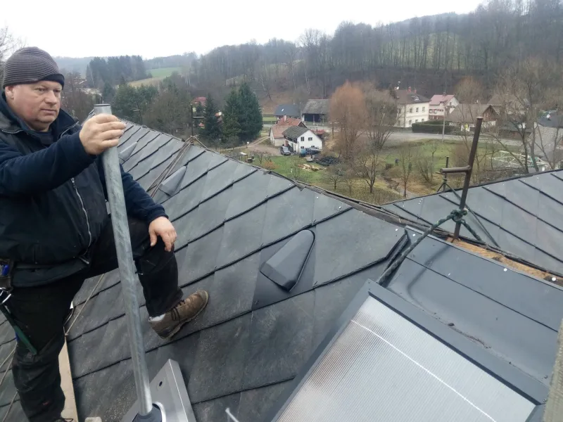 Falcovaná střecha chalupy