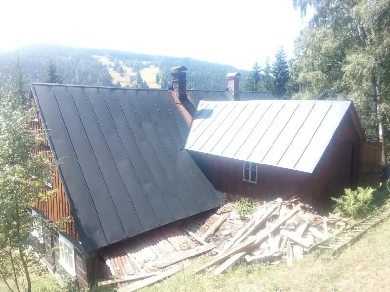 Falcovaná střecha obtížně přístupné chalupy