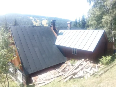 Falcovaná střecha obtížně přístupné chalupy