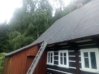 Falcovaná střecha obtížně přístupné chalupy