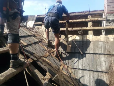 Falcovaná střecha obtížně přístupné chalupy