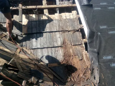 Falcovaná střecha obtížně přístupné chalupy