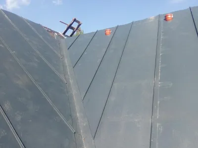 Montáž falcované krytiny na členité střeše