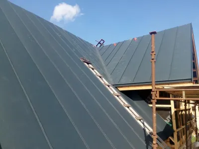 Montáž falcované krytiny na členité střeše