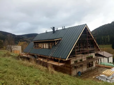 Falcovaná střecha horské chalupy