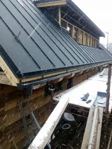 Falcovaná střecha horské chalupy