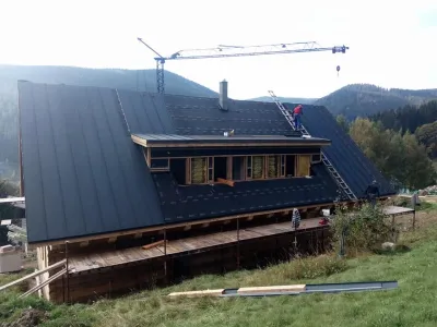 Falcovaná střecha horské chalupy