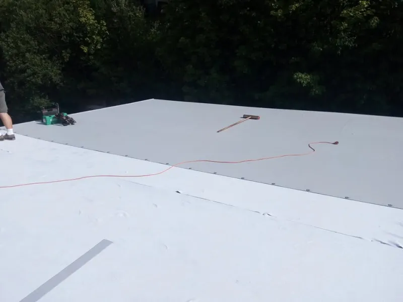 Povlaková hydroizolace ploché střechy