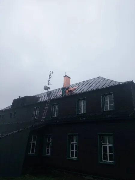 Měděné oplechování komínu a střešního výlezu