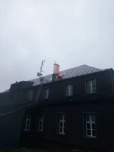 Měděné oplechování komínu a střešního výlezu
