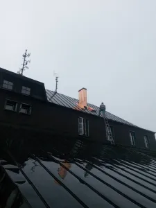 Měděné oplechování komínu a střešního výlezu