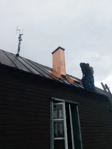 Měděné oplechování komínu a střešního výlezu