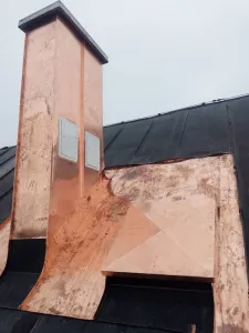 Měděné oplechování komínu a střešního výlezu