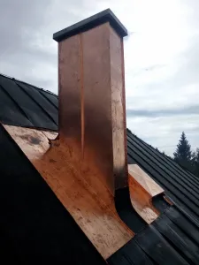 Měděné oplechování komínu a střešního výlezu