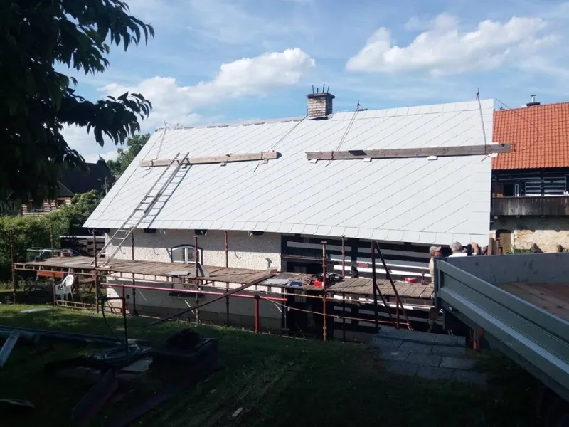 Střecha rodinného domu s krytinou Dacora