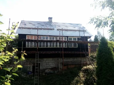 Střecha rodinného domu s krytinou Dacora