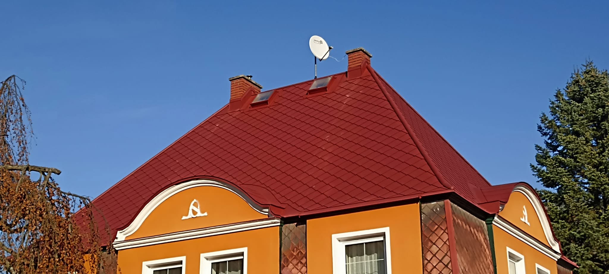 Obnova taškové střechy členitého domu